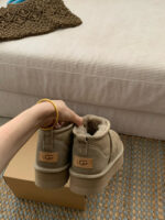⁦מגפי פלטפורמה 3 ס"מ UGG⁩ – תמונה ⁦3⁩