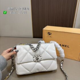 תיק CHANEL 19