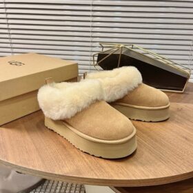נעלי פלטפורמה 4.5 ס"מ UGG