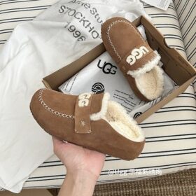 נעלי UGG