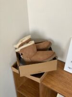 מגפי UGG פפיון אחד