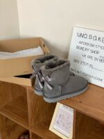מגפי UGG פפיון אחד