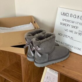 מגפי UGG פפיון אחד