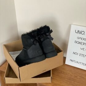 מגפי UGG פפיון אחד