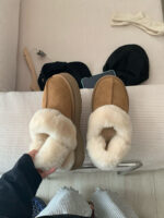 ⁦כפכפי פלטפורמה UGG⁩ – תמונה ⁦2⁩