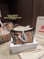 ⁦תיק BURBERRY⁩ – תמונה ⁦2⁩