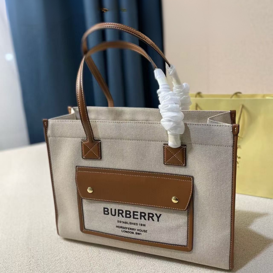 ⁦תיק BURBERRY⁩ – תמונה ⁦1⁩
