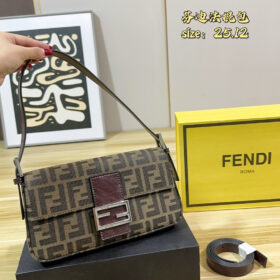 תיק FENDI Baguette