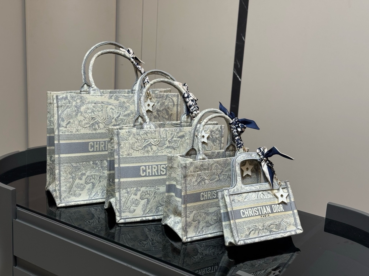 cmp_i1788147113354_333_0_8 תיק DIOR Book Tote – תמונה 1