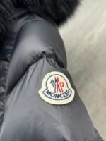 ⁦מעיל פוך ארוך Moncler לנשים⁩ – תמונה ⁦4⁩