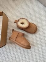 נעלי UGG Ultra Mini לתינוקות וילדים