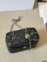 ⁦CHANEL Quilted Vanity bag⁩ – תמונה ⁦2⁩