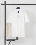 ⁦Louis Vuitton LV Hands T-Shirt⁩ – תמונה ⁦4⁩