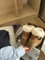 ⁦מגפי UGG Platform Short ⁩ – תמונה ⁦2⁩