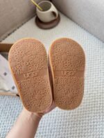 ⁦נעלי UGG Ultra Mini לתינוקות וילדים⁩ – תמונה ⁦3⁩