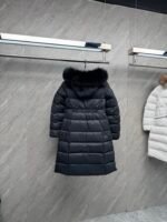 ⁦מעיל פוך ארוך Moncler לנשים⁩ – תמונה ⁦3⁩