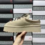 ⁦נעלי UGG heritage lace-up⁩ – תמונה ⁦3⁩