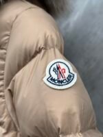 ⁦מעיל פוך ארוך Moncler לנשים⁩ – תמונה ⁦4⁩