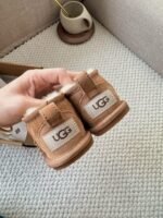 ⁦נעלי UGG Ultra Mini לתינוקות וילדים⁩ – תמונה ⁦2⁩