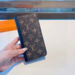 ⁦מגן לאייפון LOUIS VUITTON⁩ – תמונה ⁦3⁩