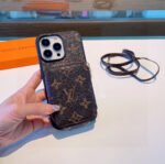 ⁦מגן לאייפון LOUIS VUITTON⁩ – תמונה ⁦3⁩