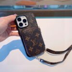 ⁦מגן לאייפון LOUIS VUITTON⁩ – תמונה ⁦2⁩