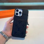 ⁦מגן לאייפון LOUIS VUITTON⁩ – תמונה ⁦2⁩