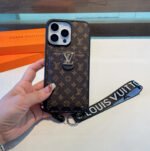 ⁦מגן לאייפון LOUIS VUITTON⁩ – תמונה ⁦2⁩
