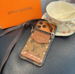⁦מגן לאייפון LOUIS VUITTON⁩ – תמונה ⁦2⁩