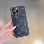 ⁦מגן לאייפון LOUIS VUITTON⁩ – תמונה ⁦2⁩