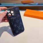 ⁦מגן לאייפון LOUIS VUITTON⁩ – תמונה ⁦3⁩