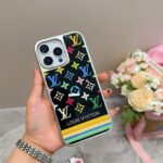 ⁦מגן לאייפון LOUIS VUITTON⁩ – תמונה ⁦2⁩