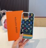 ⁦מגן לאייפון LOUIS VUITTON⁩ – תמונה ⁦3⁩