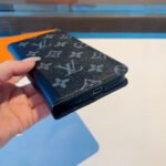 ⁦מגן לאייפון LOUIS VUITTON⁩ – תמונה ⁦3⁩