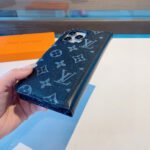 ⁦מגן לאייפון LOUIS VUITTON⁩ – תמונה ⁦2⁩