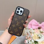 ⁦מגן לאייפון LOUIS VUITTON⁩ – תמונה ⁦2⁩
