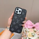 ⁦מגן לאייפון LOUIS VUITTON⁩ – תמונה ⁦2⁩