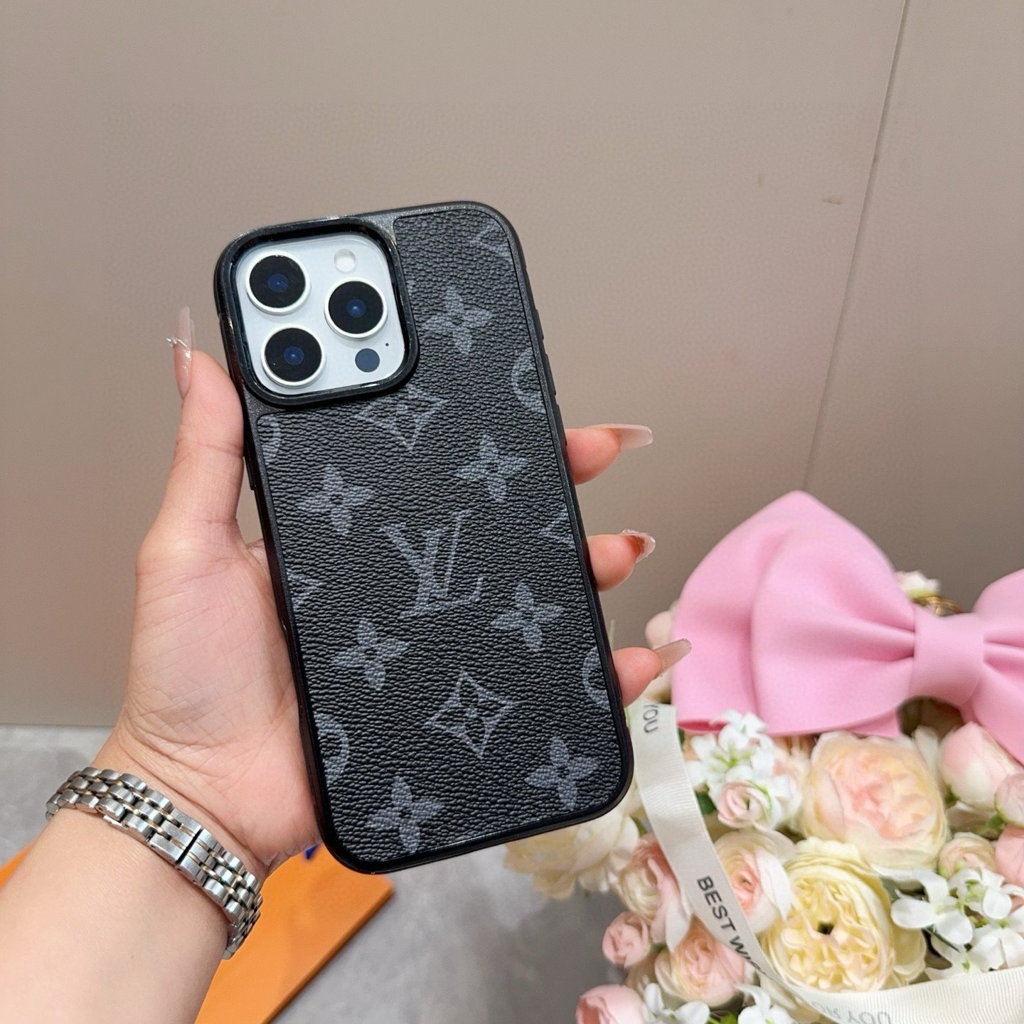 i1763994840182_3633_0_0.jpg מגן לאייפון LOUIS VUITTON – תמונה 1